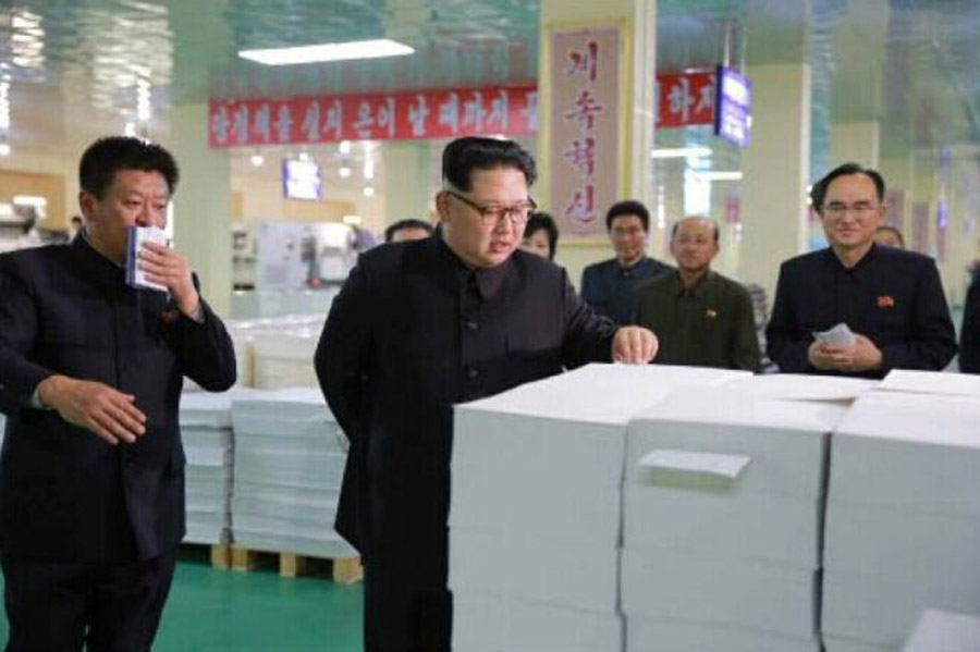 金正恩視察“蒲公英作業本工廠”，贊譽產品設計與網頁布局彰顯匠心精神