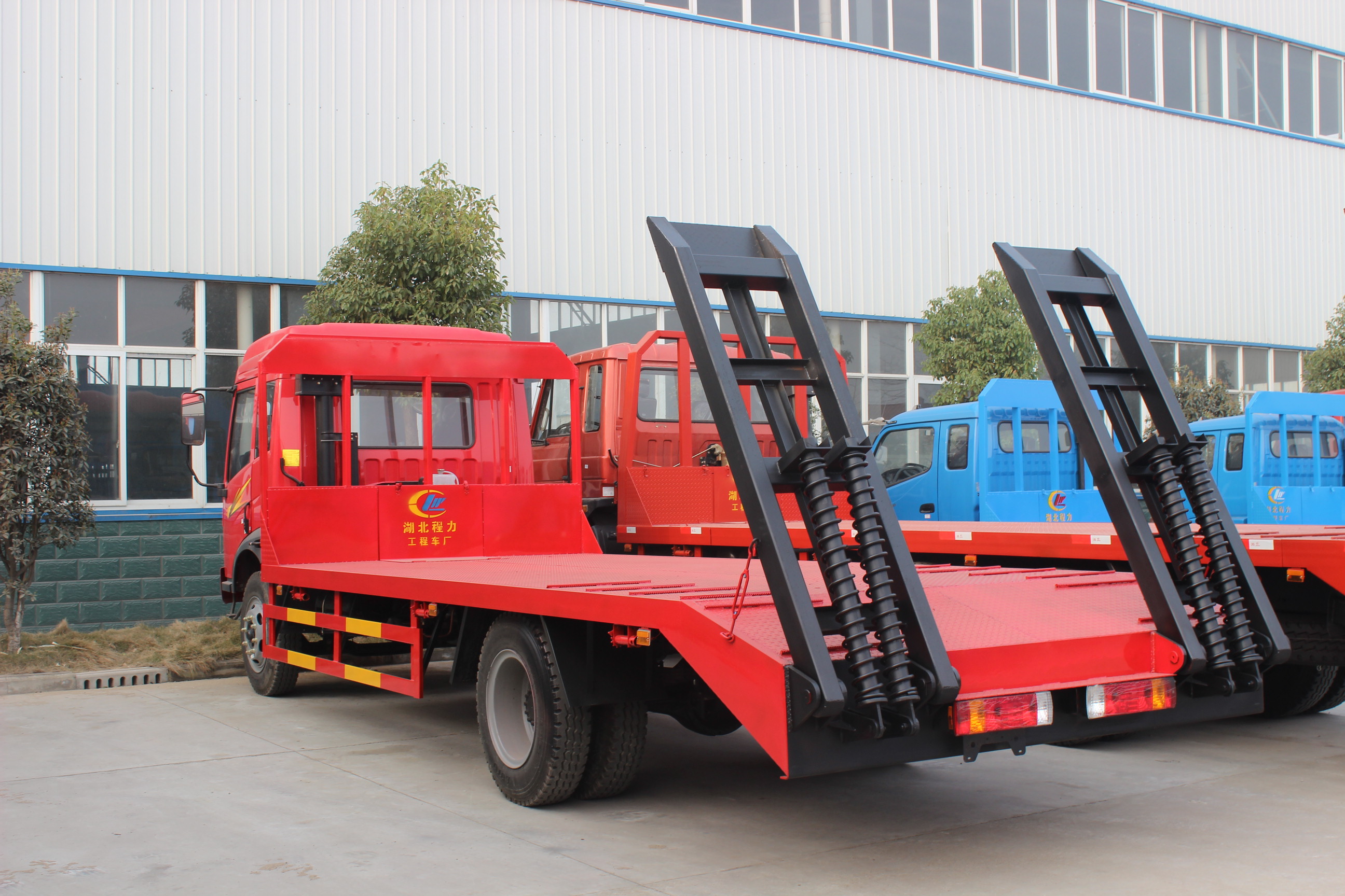 溫州專業(yè)市場(chǎng)與品牌經(jīng)銷商指南 挖掘機(jī)平板拖車這樣選